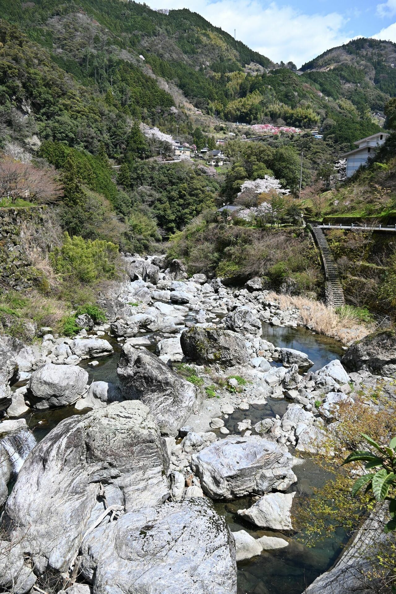「中津渓谷」のバス停で下りると、眼前でに巨岩がゴロゴロしていた