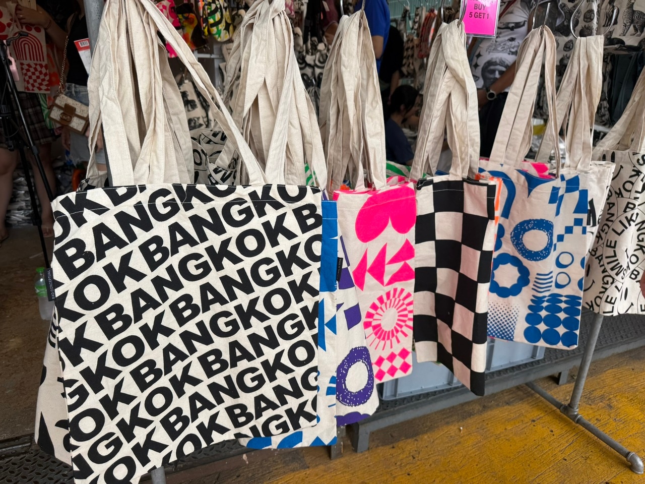 「Chatuchak Weekend Market」のエコバッグ（各100バーツ）。