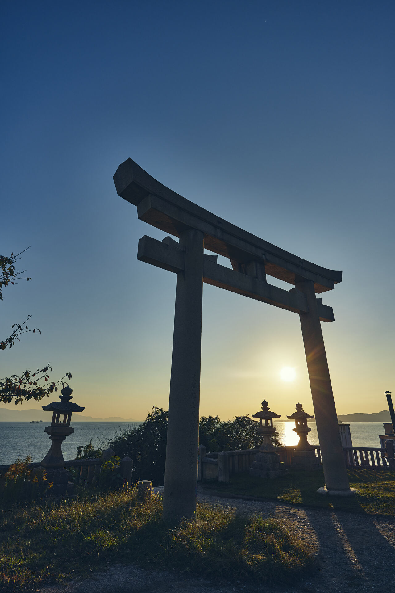 瀬戸内のやわらかな光が海を染め、幻想的な景色が広がる夕景も見逃せない。提供写真