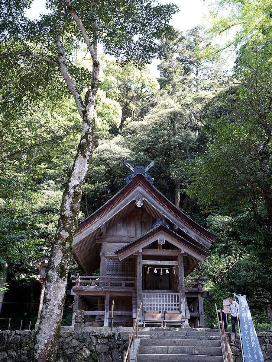 素戔嗚尊（すさのおのみこと）を祀る素鵞社（そがのやしろ）。稲佐の浜の砂をお供えし、社殿下の砂を持ち帰ると神様のご加護があるとの信仰が。