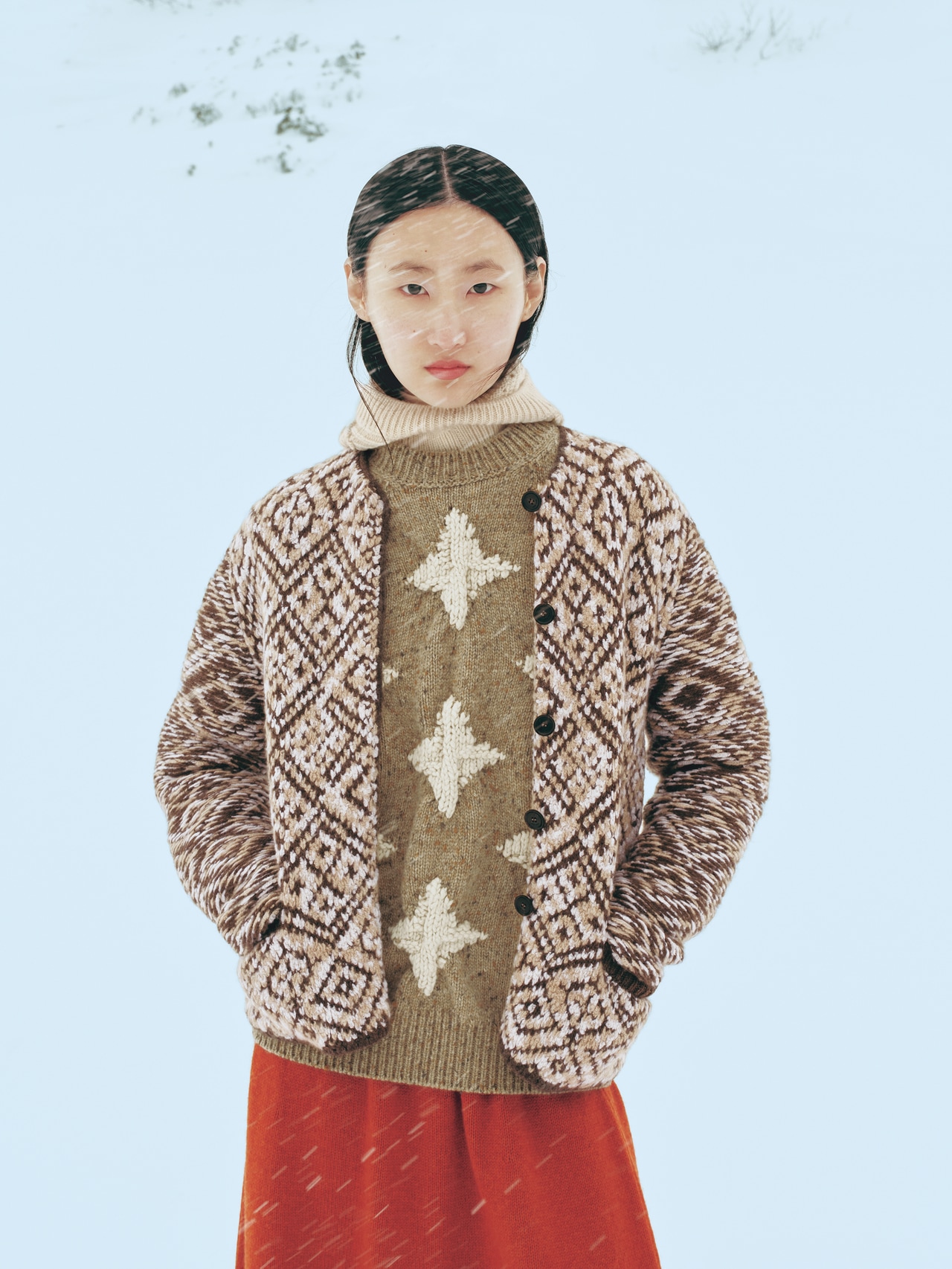 ジャケット 597,300円、セーター 728,200円、バラクラバ 130,900円、タートルネックセーター（参考色） 168,300円、スカート 466,400円／ロロ・ピアーナ（ロロ・ピアーナ ジャパン）