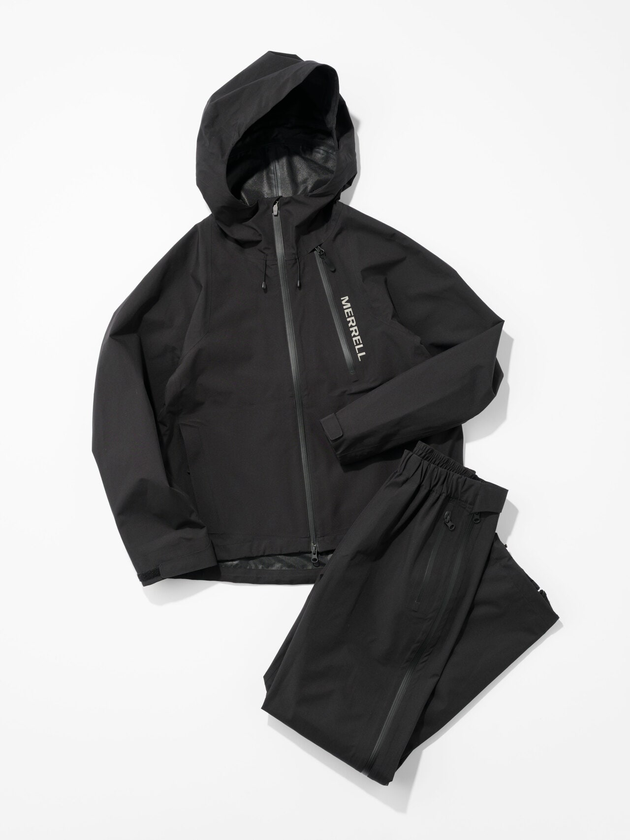 メレル“シンパテックス® ユーティリティ ジャケット”／39,600円、“シンパテックス® ユーティリティ ベント・パンツ”／29,700円。