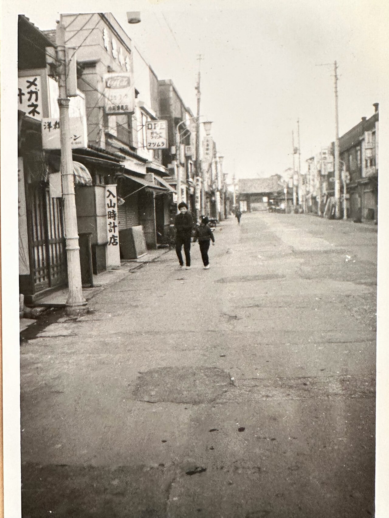 1960年当時の広尾商店街。車の往来も少なく、車道と歩道の区分けもなかった頃。カメラ好きだった父の写真です。