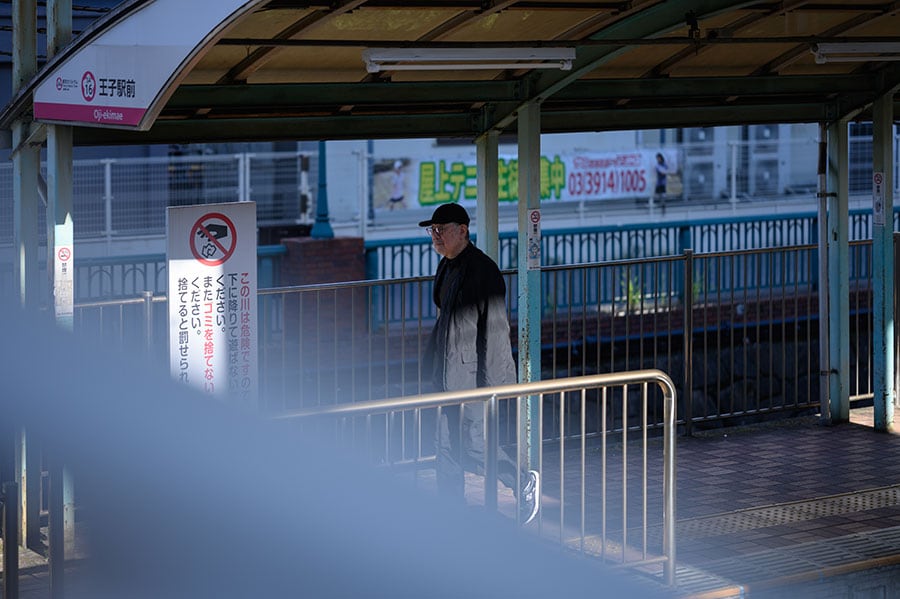 王子駅にやってきた松本隆さん。