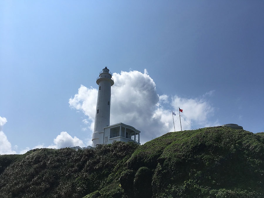 ビーチから望む灯台は青空や雲と調和してまた違った美しさに。