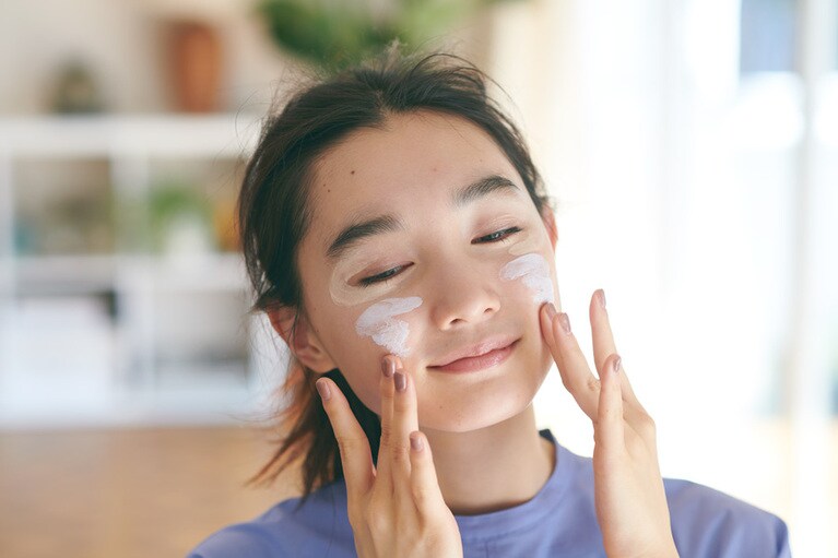 目もとはピンクベージュ、頰にはラべンダーを。