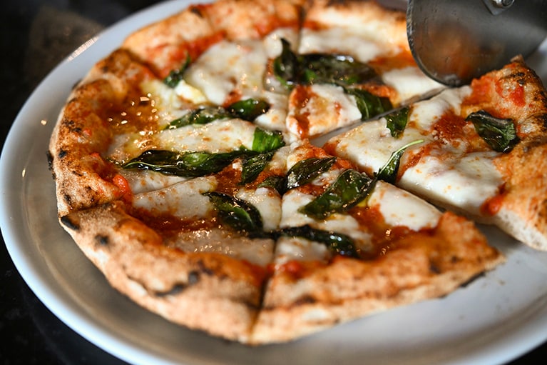 「マルゲリータ」（S）1,430円。焼きたてを頬張って。