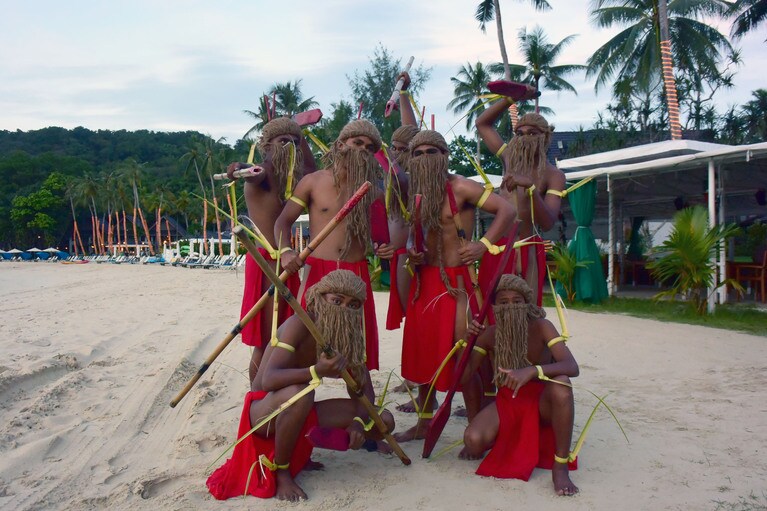 伝統文化に触れることも。ちなみに、パラオはとても親日国。ビールを飲むことはパラオ語で“ツカレナオース”です。