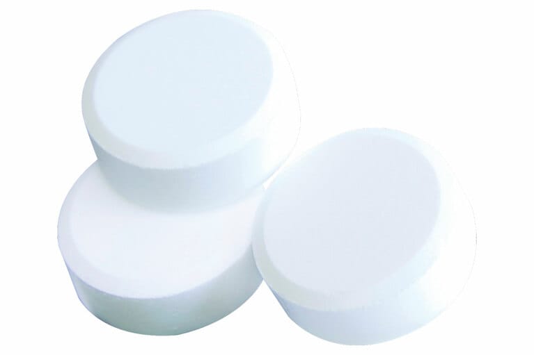 3錠で1回分。重炭酸イオンがお湯にたっぷり溶け込み、塩素を中和。身体を温める、血管を拡張し血行促進する、皮膚の潤いは守りつつ汚れを落とすなど、さまざまな方向に働いてくれる。