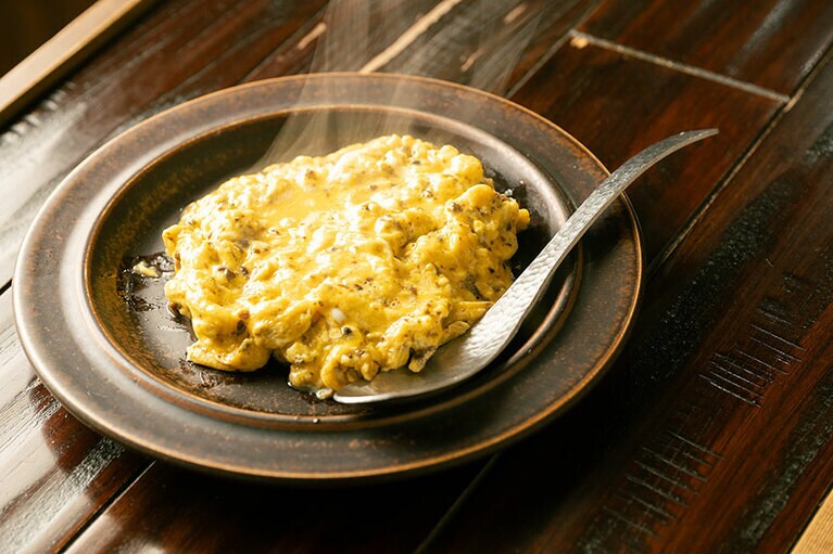 トリュフとバターの香りが口の中いっぱいに広がる「トリュフソースのスクランブルエッグ」650円。