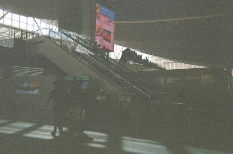 行きに撮れなかった上映素材を投函したポスト。帰りの空港で10日前の私たちを振り返る。