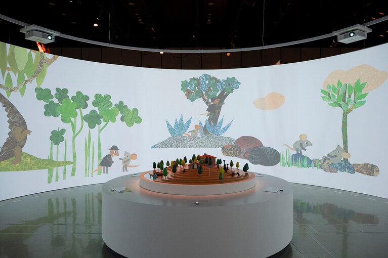 カラフルな映像が楽しめる。「レオ・レオーニの絵本づくり展」展示風景、ヒカリエホール、2025年