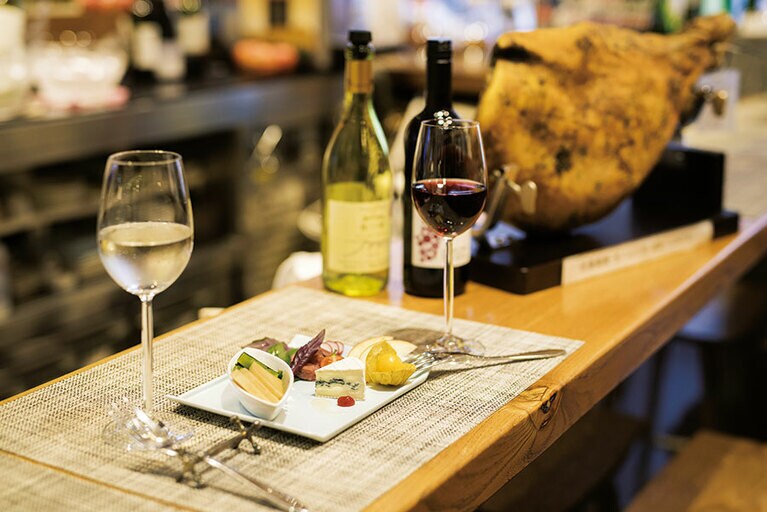 1Fのバルカウンターでは信州の美食を提供。ワインはグラス 500円～(すべて税込)。