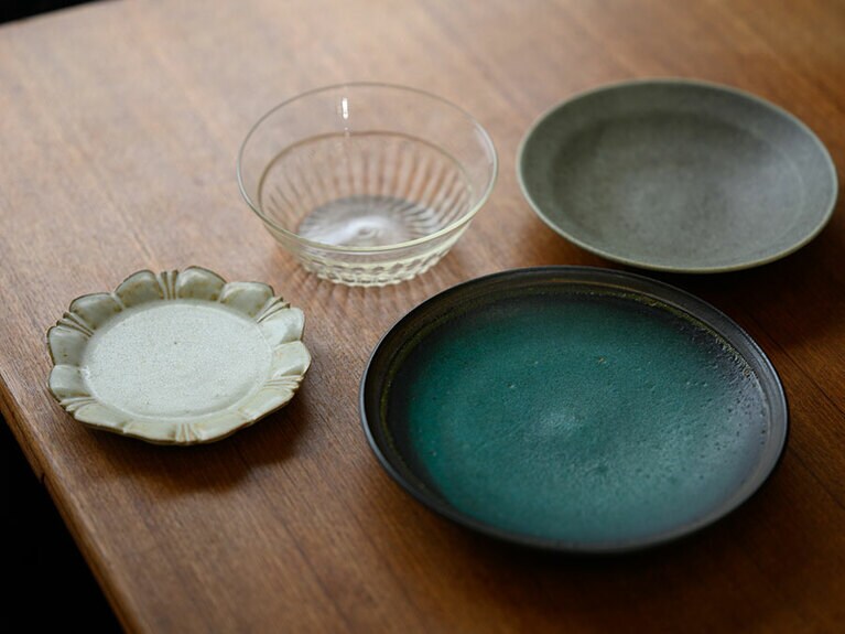色彩や形状に趣向のあるうつわは食卓のアクセントとして魅力的。