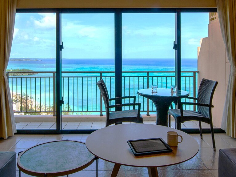 チェックインしてゲストルームのカーテンを開けば、窓の外に広がる青い世界に感激。