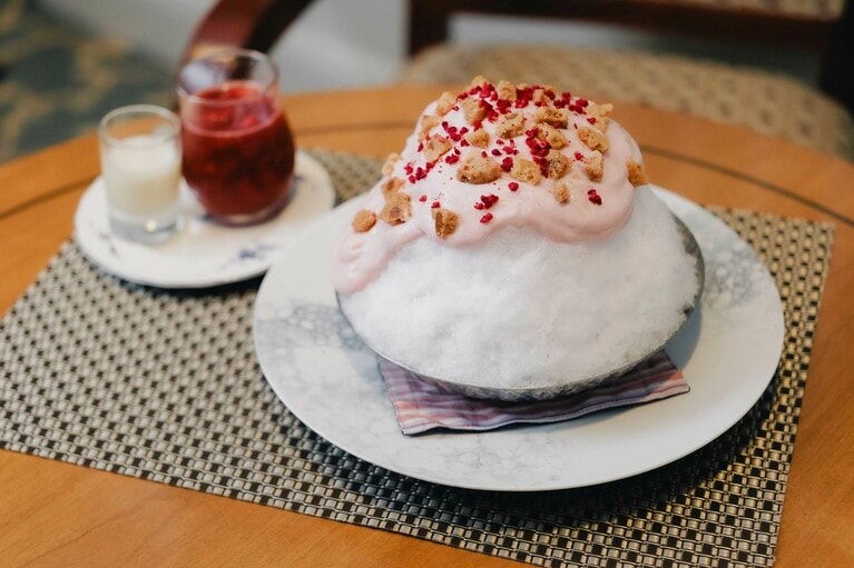 「かき氷～いちごと桃～」（単品3,200円、コーヒー・紅茶付き4,600円、別途サービス料15%。土日祝限定）