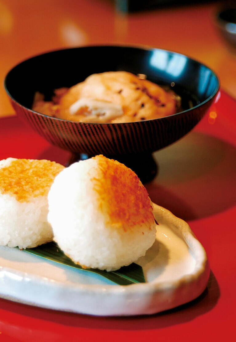 食卓に並ぶ、旬の野菜や山菜が主役の里山料理。毎日丁寧に手作り。食材は宿から半径数キロの範囲で収穫したものがほとんどで、お米や味噌は自家製。その日空いている客室を食事処にすることが多いそう。