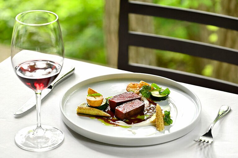 山梨県産甲州ワインビーフを使った一皿。