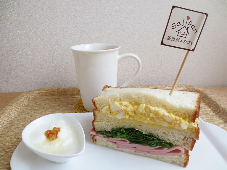 「MIXサンドセット」880円。玉子サンド、レタス×ハムサンド。ヨーグルト付き。画像のドリンクはホットのカフェオレ450円。