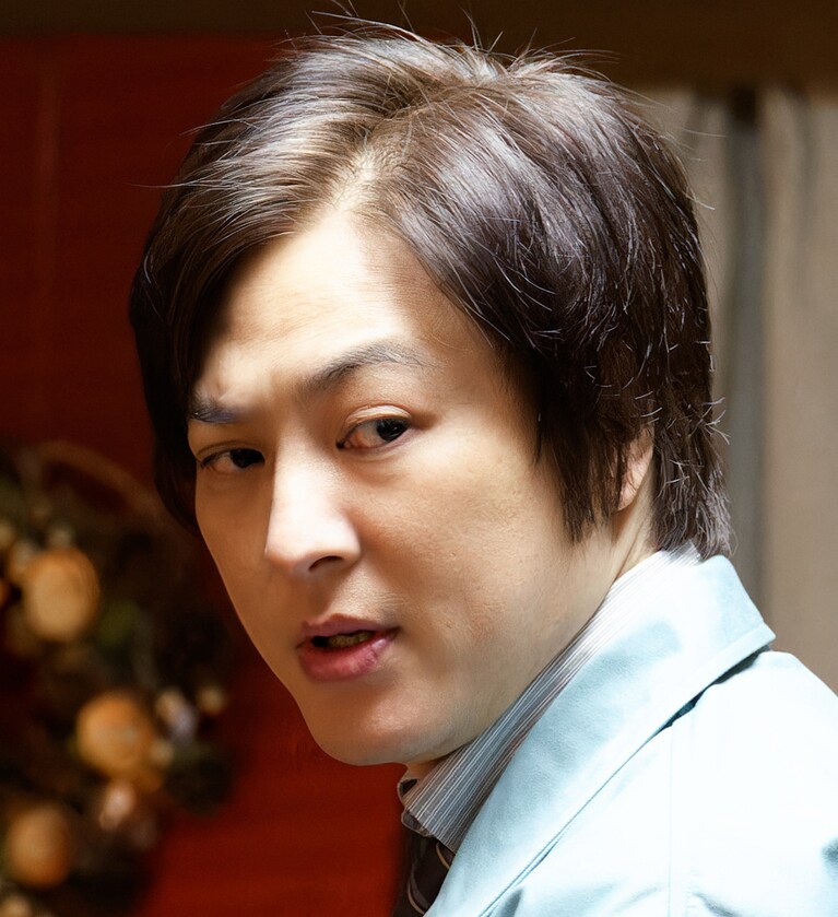 電機メーカー勤務。「自分の稼ぎで妻は生きてる」と考えている、モラハラ夫、榊哲也を演じる塚本高史。友里香（磯山さやか）の夫役。©「夫よ、死んでくれないか」製作委員会