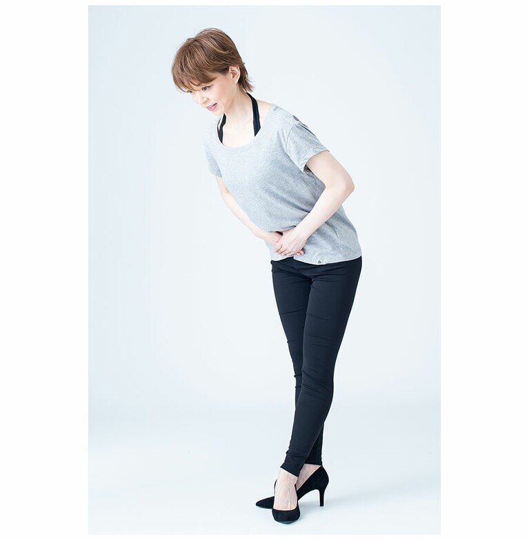 お尻が突き出たり反り腰になったり、肩が上がったりしないよう、基本姿勢をキープする。撮影：鈴木七絵