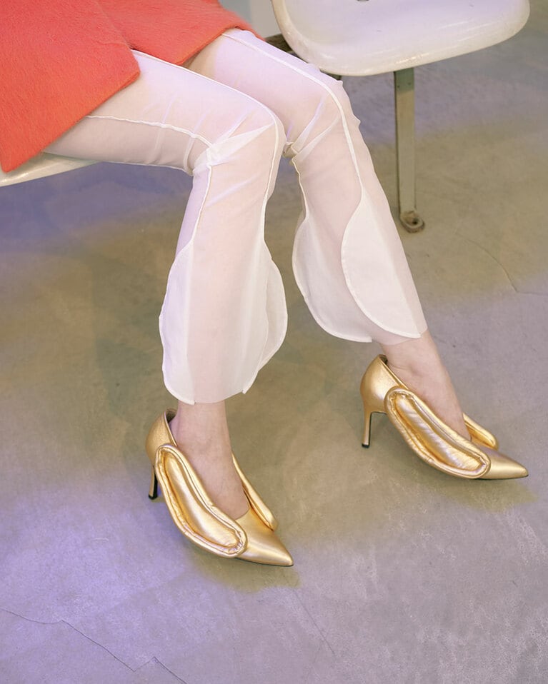 “LADY” 63,800円。COLOR：GOLD　SIZE：23cm、24cm、25cm　HEEL：7cm。