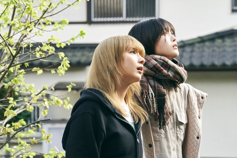 Ⓒ石黒正数・徳間書店／映画『ネムルバカ』製作委員会。秘訣は「挨拶」と「質問攻め」と「めげない心」。平祐奈の“スーパーコミュ力”3か条とは