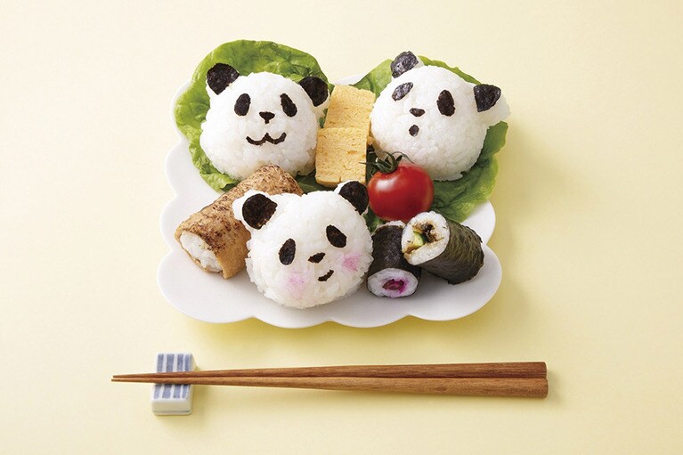 焼サーモン・鶏そぼろ・玉子焼の3種の味が楽しめる3匹のパンダが可愛い「パンダ助六セット」648円(税込)／若廣