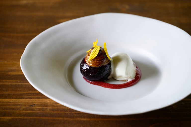 クレームブリュレ仕立ての「ビオレ・ソリエス」。畑の花とハーブ、自家製アイスクリームとともに。