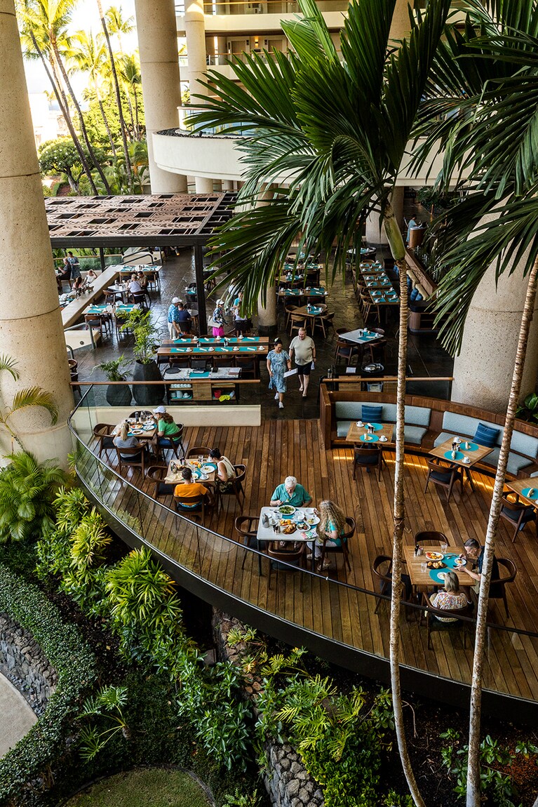 朝食はオープンエアが心地いいレストラン「イケナ ランディング」で。