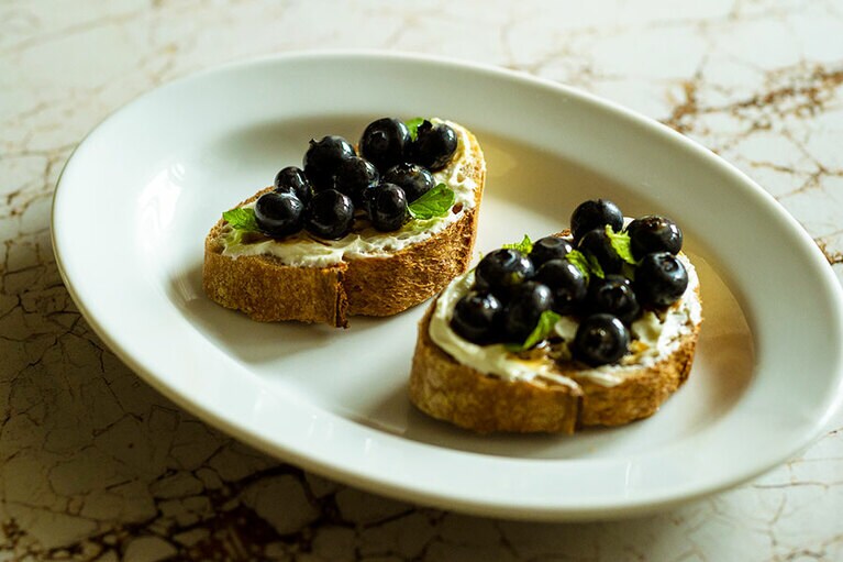 マスカルポーネチーズとバルサミコ漬けブルーベリーのクロスティーニ。