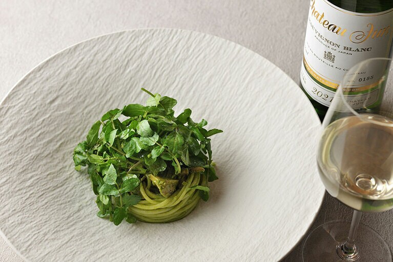 「クレソンのジェノベーゼとリングイネ」に、シャトージュン（甲州市）の「ソーヴィニヨン・ブラン2021」。ワインの清涼感とみずみずしさが葉野菜の風味を引き立てる。