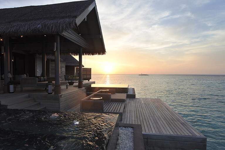 サンセットを眺めながらジャグジーでまったり。ほぼ貸切状態。