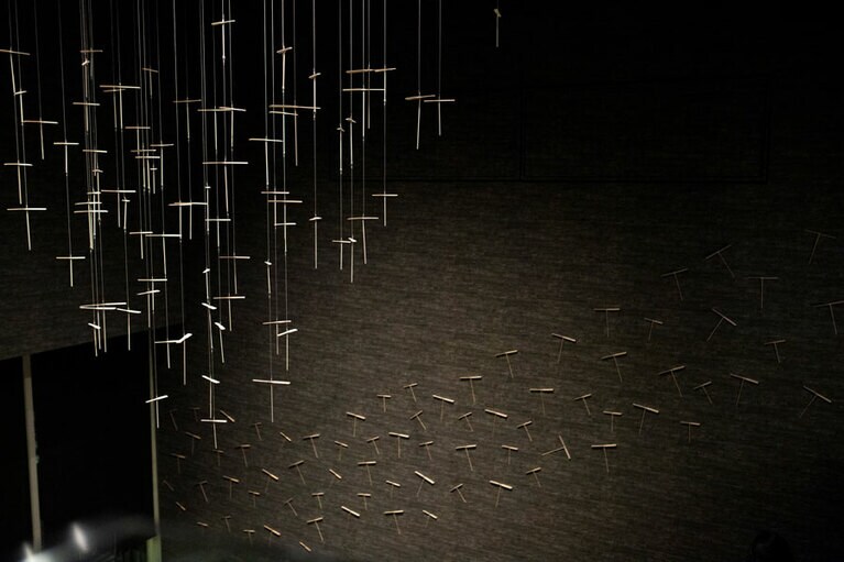 食事処につながる吹き抜けには、80本の竹とんぼがシャンデリアのように揺れる。