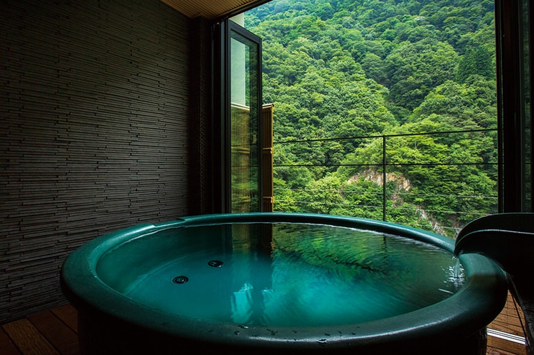 延楽［富山／宇奈月温泉］露天風呂付き客室。