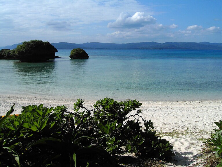 琉球石灰岩の巨岩がぽこぽこと浅瀬に浮かぶクイヌパナ。