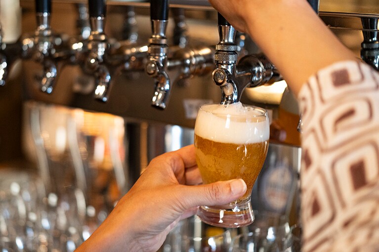 クリーミーな泡が注がれる瞬間！