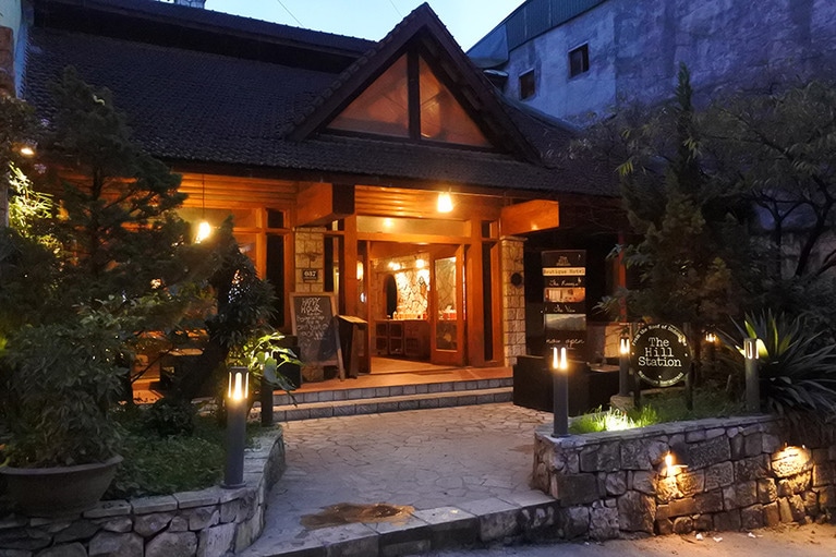 ファンシーパン通りに立つ、ロッジ風のレストラン。