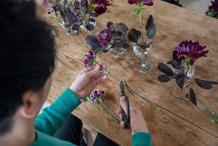 花材は同じ長さに揃える。