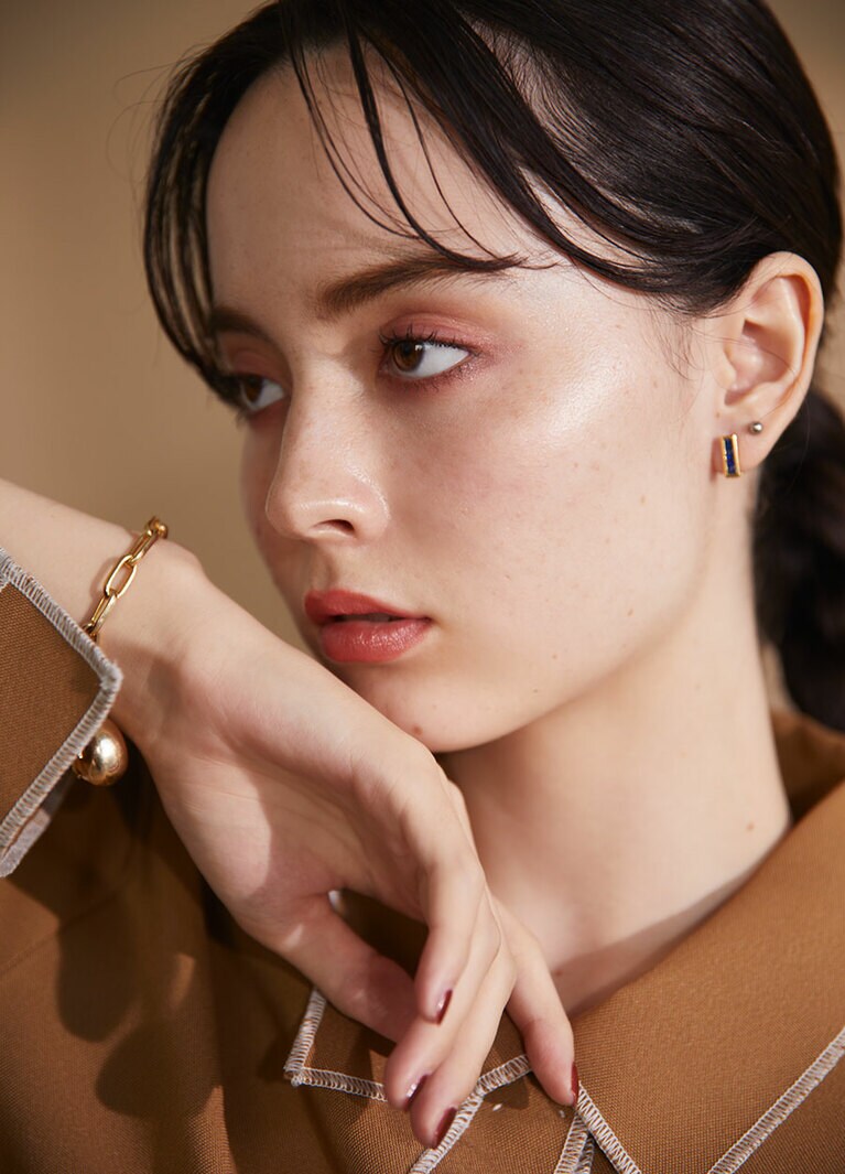 シャツ 25,000円／soduk(エムエイティティ)、ピアス 270,000円／イレアナ・マクリ(イレアナ・マクリ 伊勢丹新宿店)、ブレスレット 45,000円／ララガン(ララガンデザイン)