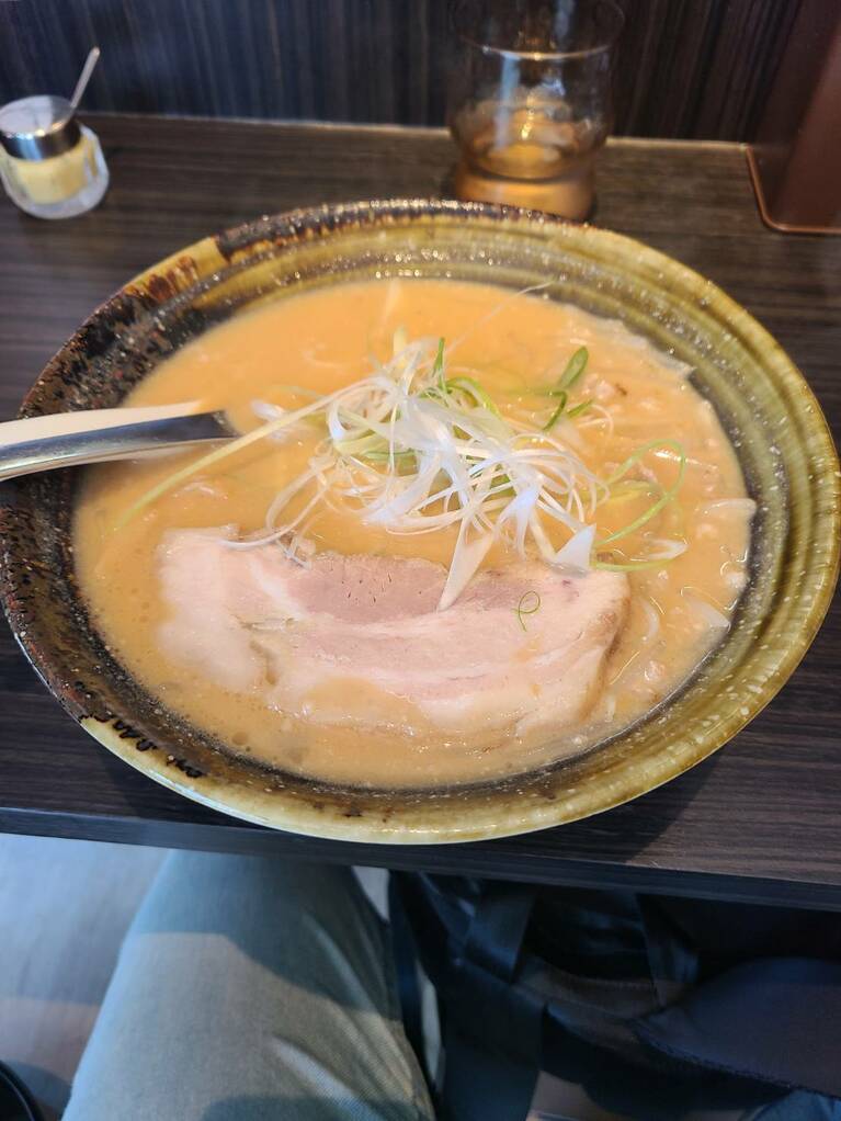 「麺屋大地」にて。撮影：布川さん。