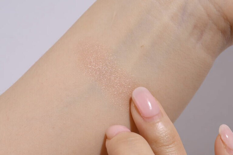 ボタニカルオイルを配合し、しっとりと肌に密着。