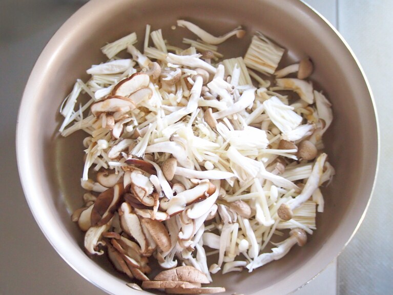 フライパンに（1）のきのこ類を入れて加熱する。