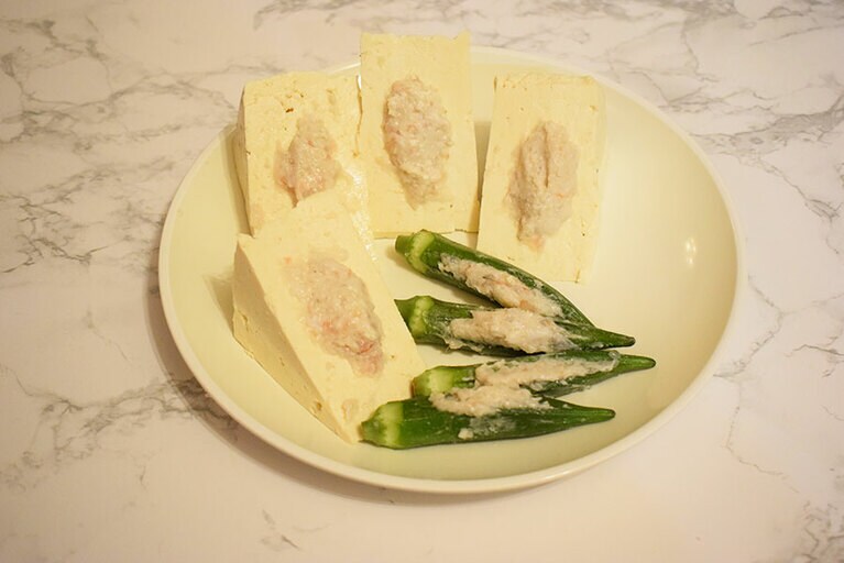 豆腐、オクラは切り込み部分を広げて餡を詰める。豆腐は、切り込みを中心に穴をあけてもOK。