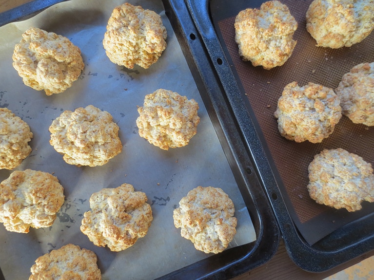 手で1個ずつ丸めて作る全粒粉スコーン。