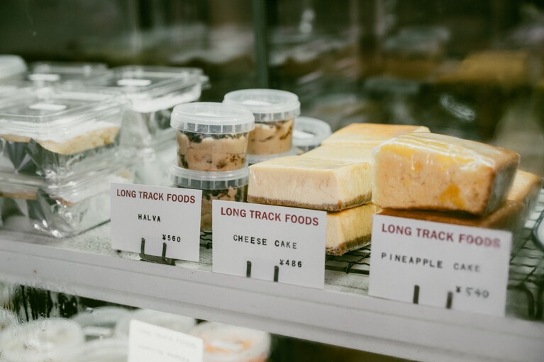 大きめのスクエアにカットされたケーキやデリが並ぶ。