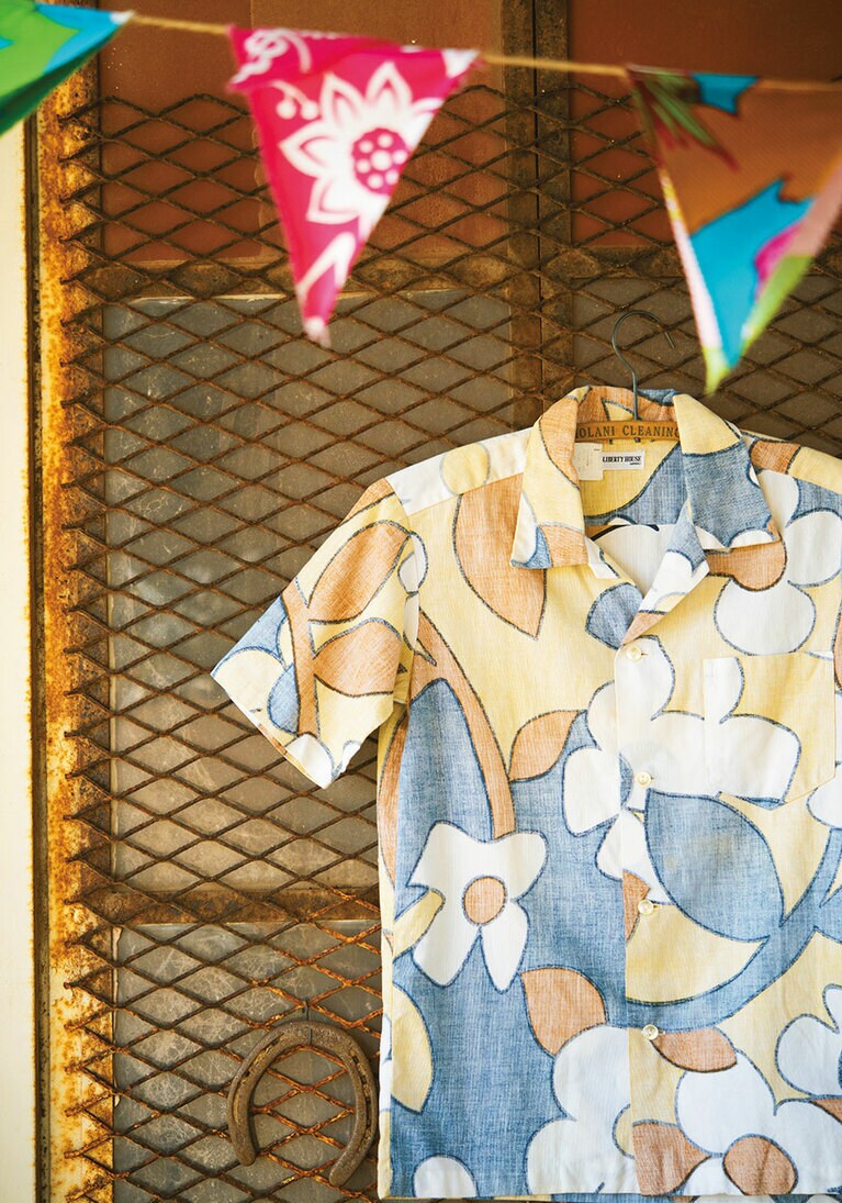 Back In The Day Hawaii シックな色合いのアロハシャツ 65ドル。