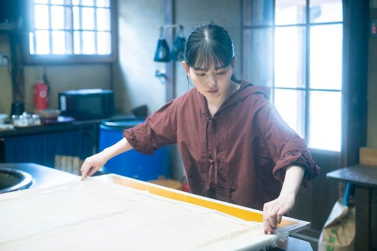 指先で丁寧にストールを折り進める山田さん。細かい作業ということもあり、集中している様子。