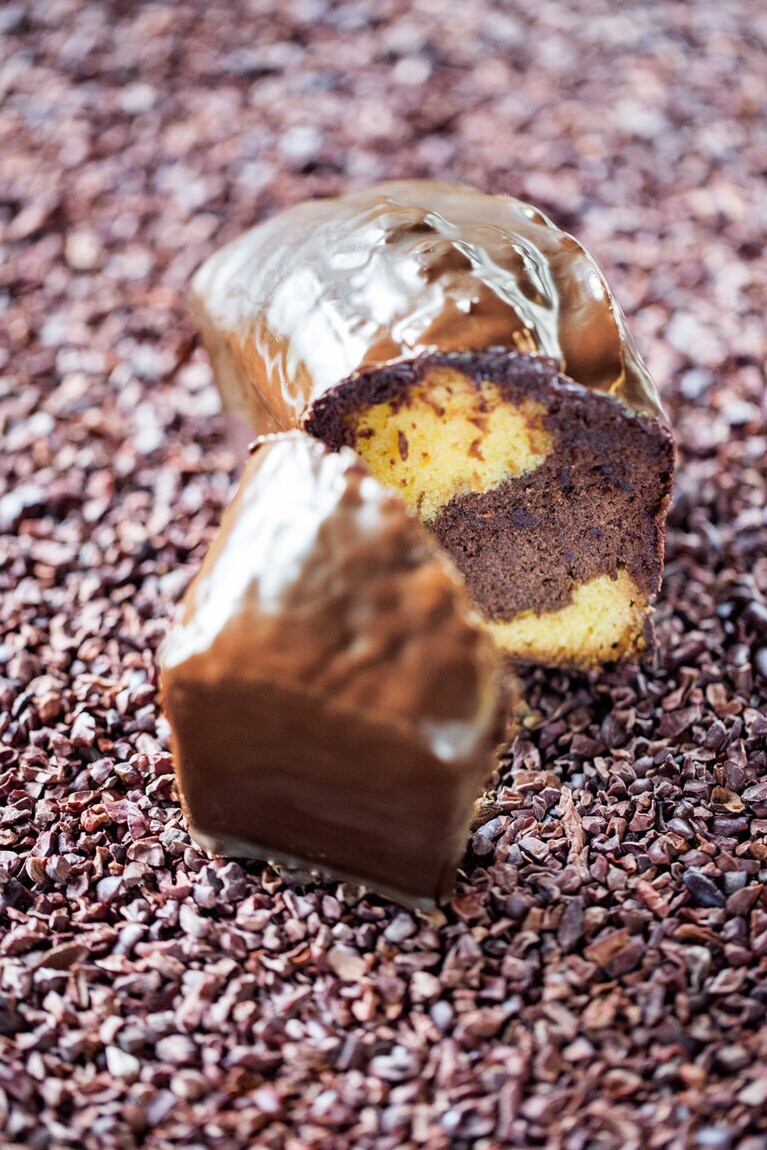 ショコラとレモンのマーブルケーキにカメルーン産のショコラ・オ・レをコーティング。ケーク・ショコラ／シトロン 2,800円。(c)Pierre Monetta