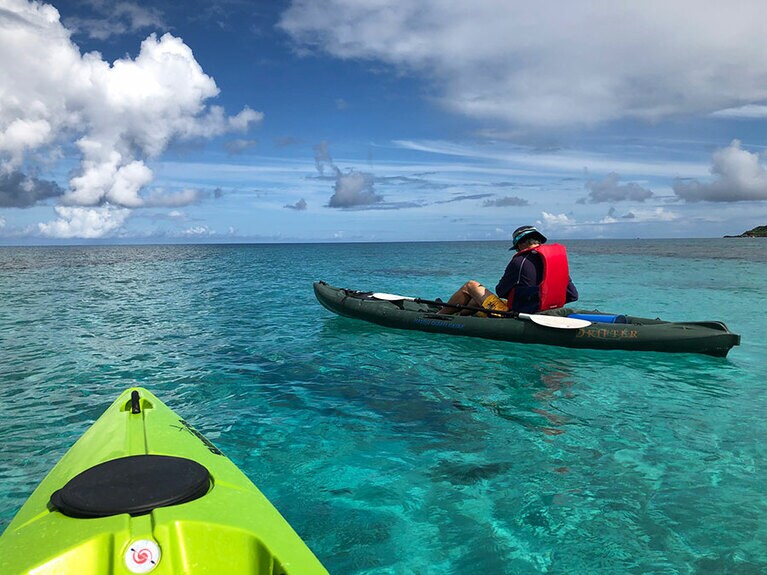 浮遊感バツグンの透明度の高さ。シーカヤックなども楽しめます。